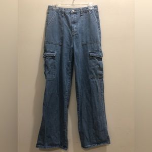 Ladies blue jeans pants with multi pockets. Size M